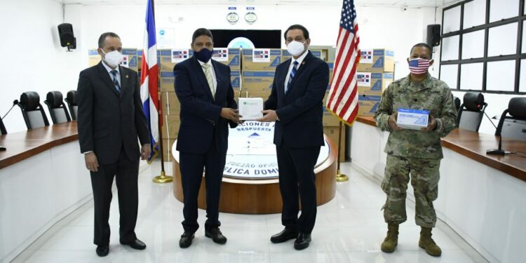 Embajada de USA dona 200 mil jeringas para vacunación en RD