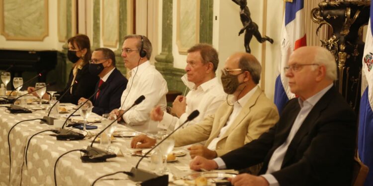 Presidente RD comparte con periodistas haitianos en Palacio Nacional