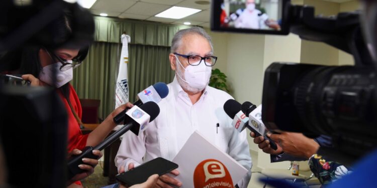 Ministro Ceara Hatton señala como positivo para economía disminución de tasa de COVID19 y la vacunación