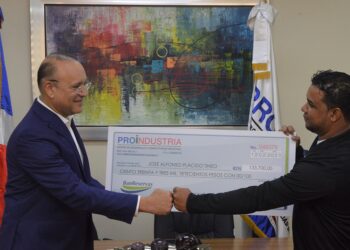 PROINDUSTRIA entrega cheque a joven emprendedor José Plácido
