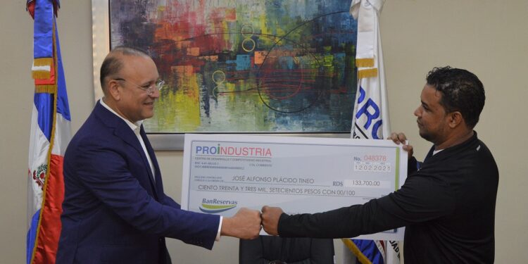 PROINDUSTRIA entrega cheque a joven emprendedor José Plácido