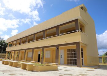 Presidente Abinader inaugura la primera escuela de su gestión