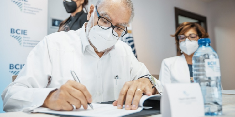 Gobierno firma acuerdo con el BCIE para afectados tormenta Laura