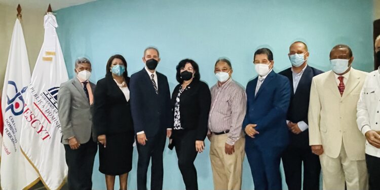 MESCYT y CDP firman acuerdo que facilitará becas a periodistas