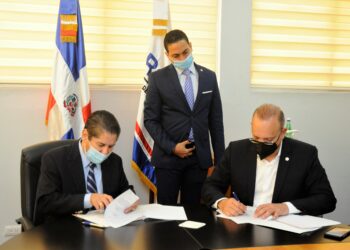 Proindustria y liceo científico de Salcedo acuerdan reforzar formación de estudiantes