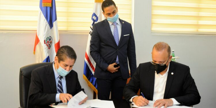 Proindustria y liceo científico de Salcedo acuerdan reforzar formación de estudiantes