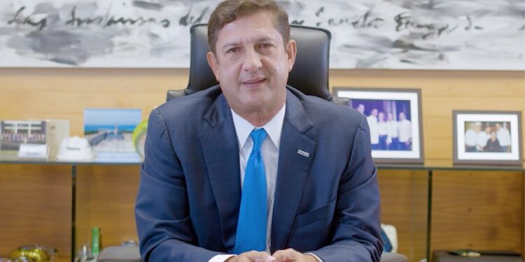 Empresario Manuel Estrella orienta a graduados de UCATECI a participar con hambre de trabajo y sin miedo