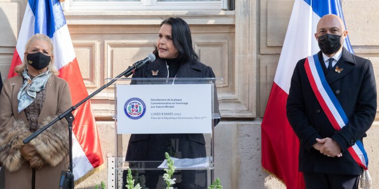 Develan placa de las hermanas Mirabal en París, Francia