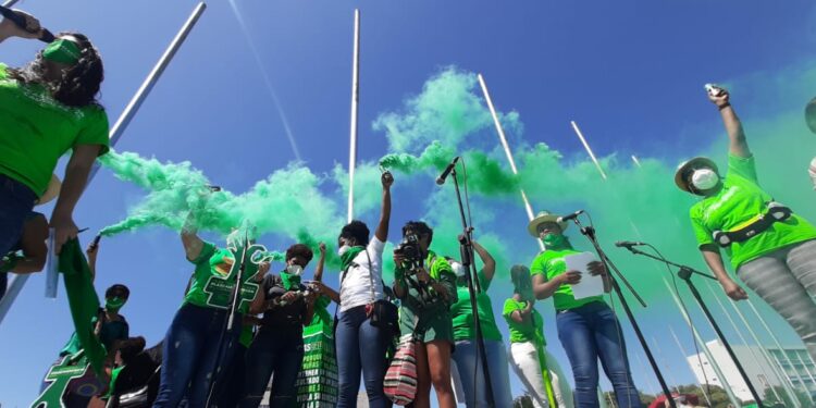 Miles exigen a Abinader y al Congreso aprobar 3 causales en el Código Penal