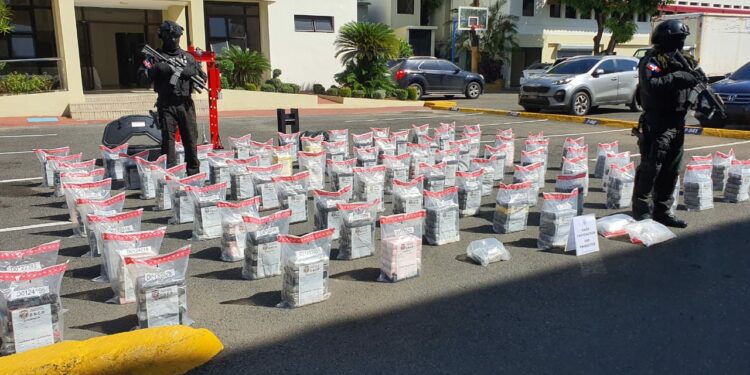 Allanan residencia en Los Cacicazgos y ocupan 500 paquetes de cocaína