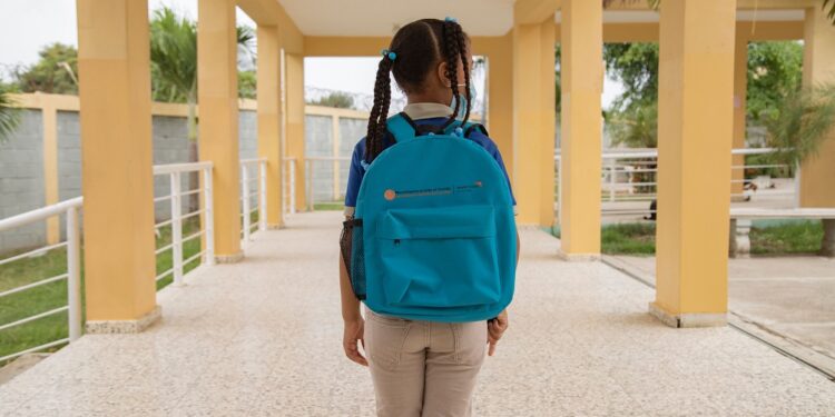 Encuesta: Muchos padres con hijos en primaria ven modelo virtual no es efectivo