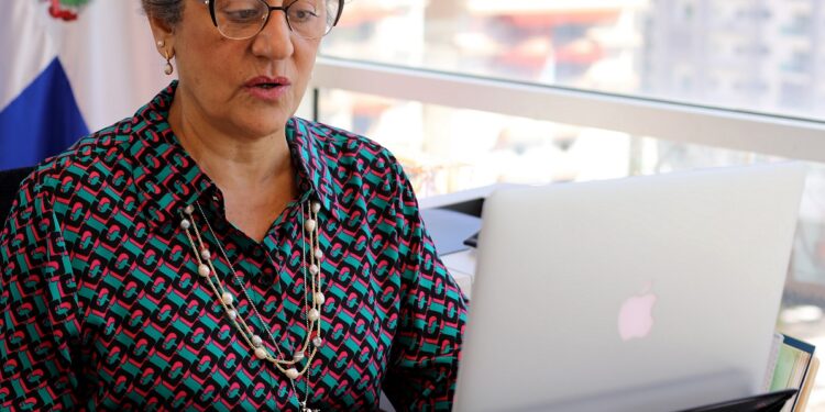 83% empleomanía dominicana pertenece al sector servicios