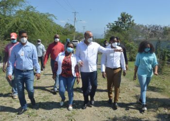 Rodríguez visita terrenos donde Gobierno construiría parque de zona franca en San Juan