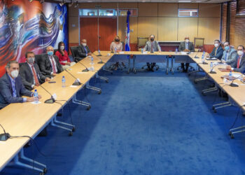 Gobernador del Banco Central se reúne con la nueva directiva de ADOZONA