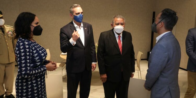 Abinader se reúne con dominicanos residentes en España