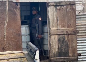 CECCOM desmantela fábrica clandestina de alcohol en San Pedro de Macorís