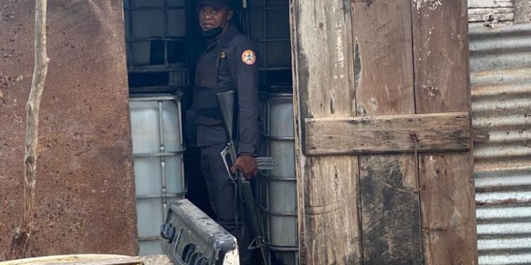 CECCOM desmantela fábrica clandestina de alcohol en San Pedro de Macorís