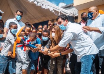 Carolina Mejía da primer picazo para construcción Parque Agua Dulce