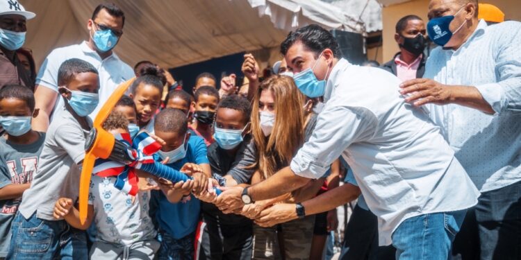 Carolina Mejía da primer picazo para construcción Parque Agua Dulce
