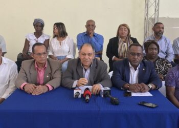 Centrales sindicales piden sensatez al Colegio Médico