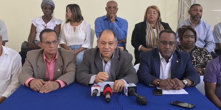 Centrales sindicales piden sensatez al Colegio Médico