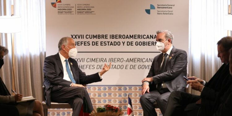 Abinader trata sobre comercio, energía, tecnología y colaboración en Cumbre Iberoamericana