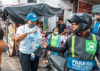 ADN coloca lavamanos móviles en paradas de autobuses y entrega mascarillas
