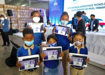 Gobierno inicia entrega de 500 mil tabletas a estudiantes de primaria