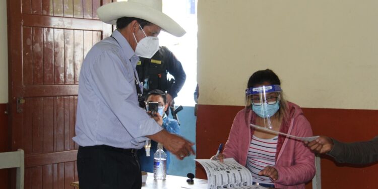 Candidato presidencial de Perú que promete "refundar la patria"