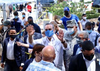 Abinader supervisa vacunación con el COVID-19