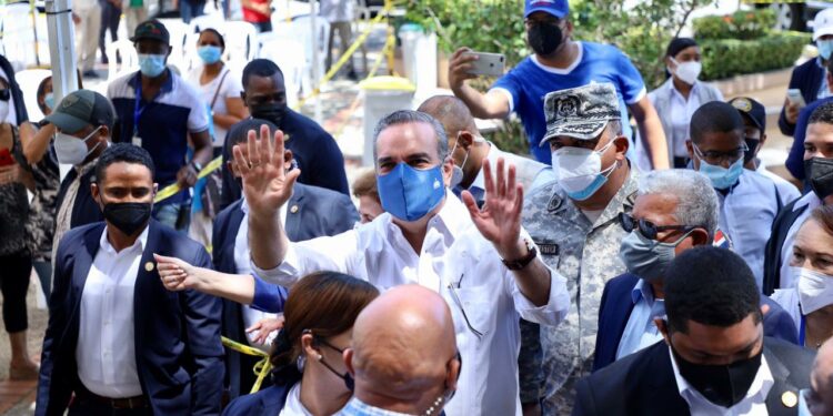 Abinader supervisa vacunación con el COVID-19