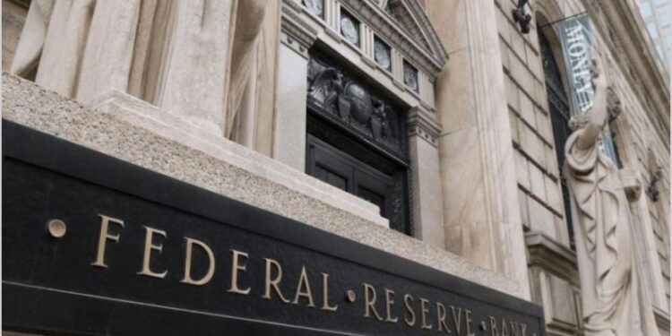 Fed mantiene tasas de interés cerca de cero mientras recuperación EEUU cobra fuerza