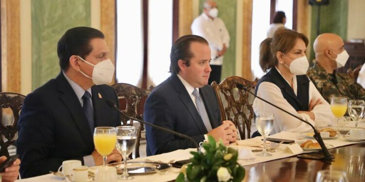 Gobierno declara alcohol adulterado un asunto de seguridad nacional