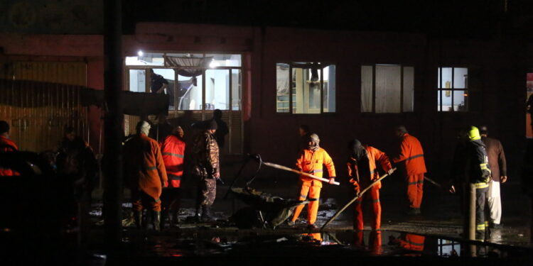 Cuatro muertos y decenas de heridos por explosión en hotel en Pakistán