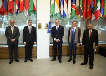 Presidente Abinader se reúne en España con secretario de la OMT