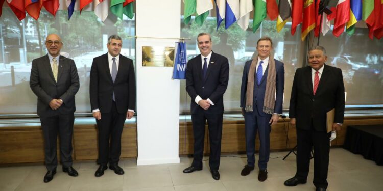 Presidente Abinader se reúne en España con secretario de la OMT