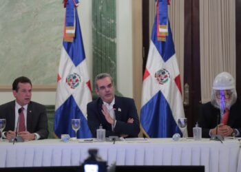 Gobierno e industriales planean consolidar crecimiento de la industria de RD