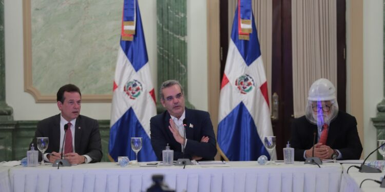 Gobierno e industriales planean consolidar crecimiento de la industria de RD