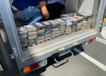 SDE: DNCD detiene dos hombres y ocupa 100 paquetes de cocaína