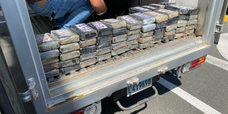 SDE: DNCD detiene dos hombres y ocupa 100 paquetes de cocaína