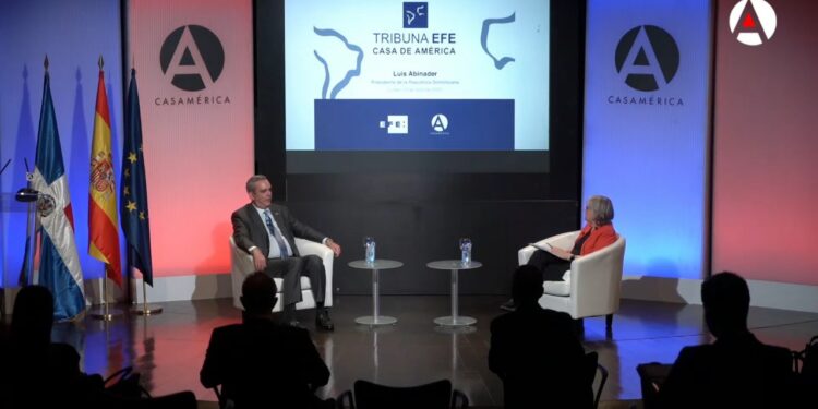 Abinader en España pide compromiso internacional con Haití