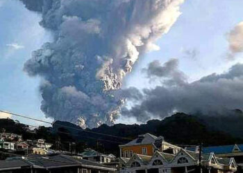 Nueva explosión: volcán La Soufriere lanza ceniza a ocho kilómetros de altura