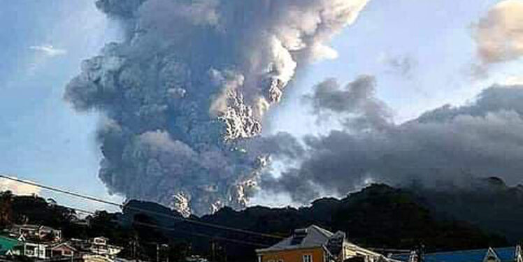 Nueva explosión: volcán La Soufriere lanza ceniza a ocho kilómetros de altura