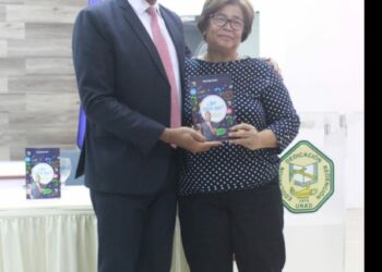 Ponen en circulación el libro ¿QUÉ HACES AQUÍ?