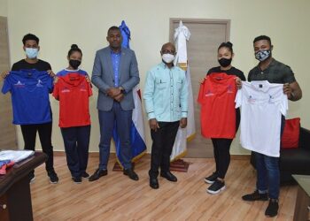 Autoridades de Inefi entregan indumentarias a elenco clases virtuales