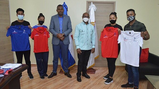 Autoridades de Inefi entregan indumentarias a elenco clases virtuales