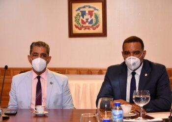 Adriano Espaillat visita al senador Carlos Gómez