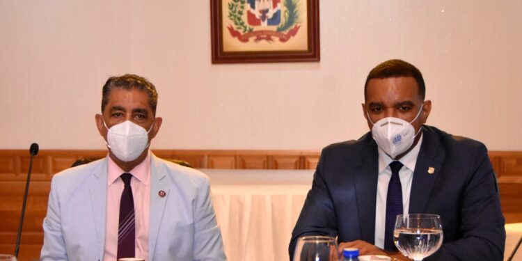 Adriano Espaillat visita al senador Carlos Gómez