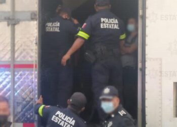 Rescatan a 47 migrantes hacinados en caja tráiler en centro de México