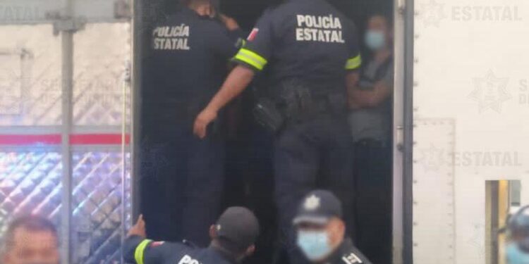 Rescatan a 47 migrantes hacinados en caja tráiler en centro de México